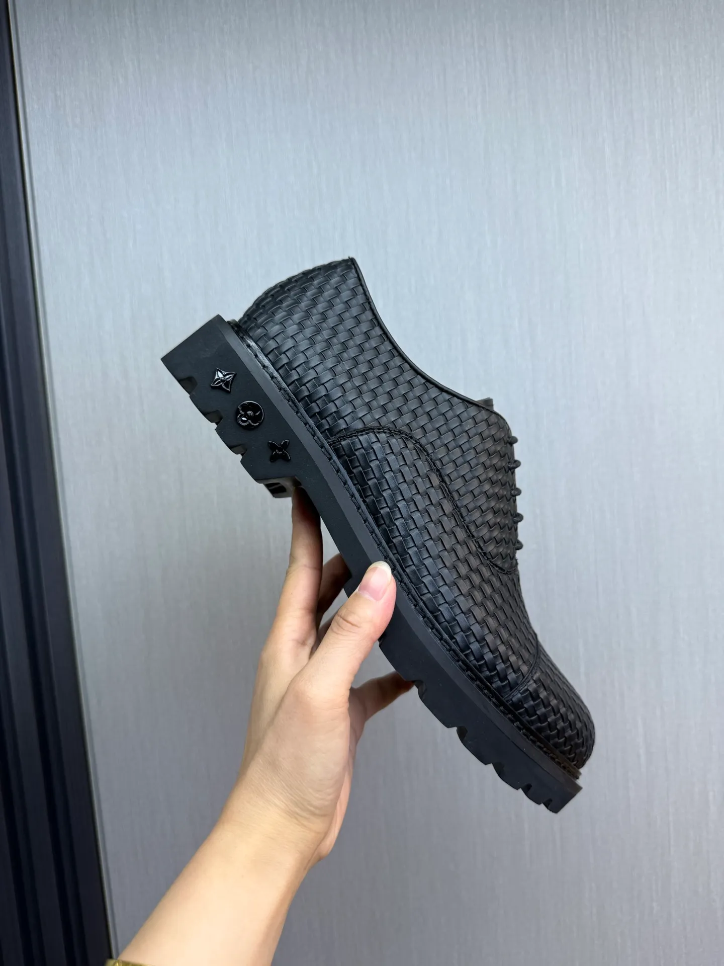 Men's shoes 💰900💰 LV. Men's casual lace-up leather shoes, the latest hot style 🔥 1:1 original purchase quality, top quality goods ⬆️The upper is imported open-edge beaded cowhide, cowhide, and cow suede. The hand-made three-dimensional stitching highlights the round toe design. The inner foot pads are all imported cowhide, with the original wear-resistant foam outsole, matching code 39-44, (38, 45 custom-made, non-refundable)